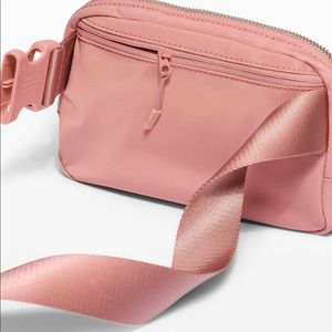 Lululemon Everywhere Belt Bag O/S Brier Rose